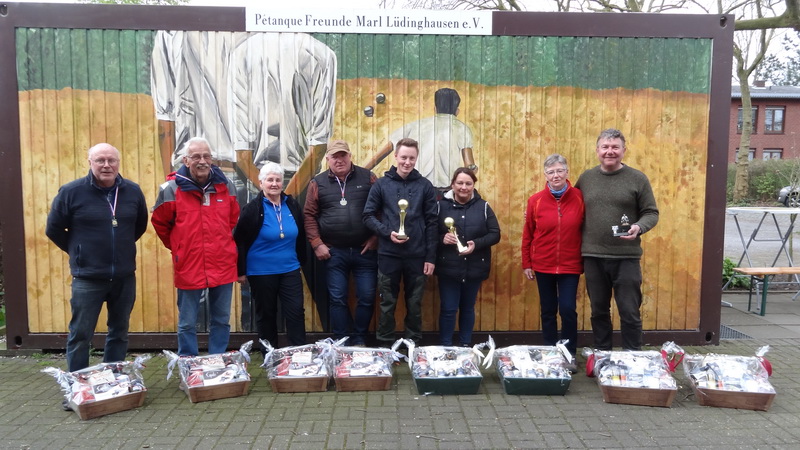 Die Halbfinalisten: v.l. Norbert Nölle, Volker Nehls, Brigitte Schmidt, Ludger Bomholt, Nick Lubuwitzki, Ramona Harupa, Christel Zimmermann, Berthold Grunenberg