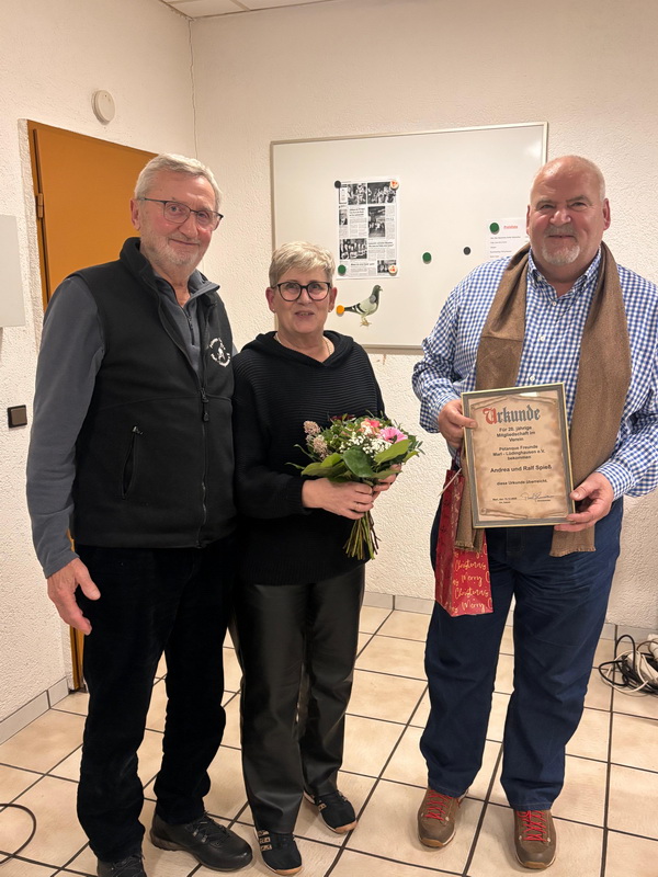 Paul Zimmermann (r.) mit den Jubilaren Andrea und Ralf Spieß